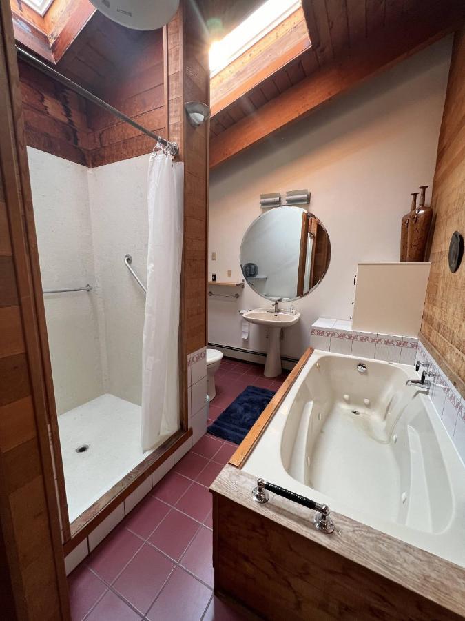 Cypress: Private Bedroom/Bathroom/Office, With Shared Pool, Hot Tub North Vancouver Luaran gambar