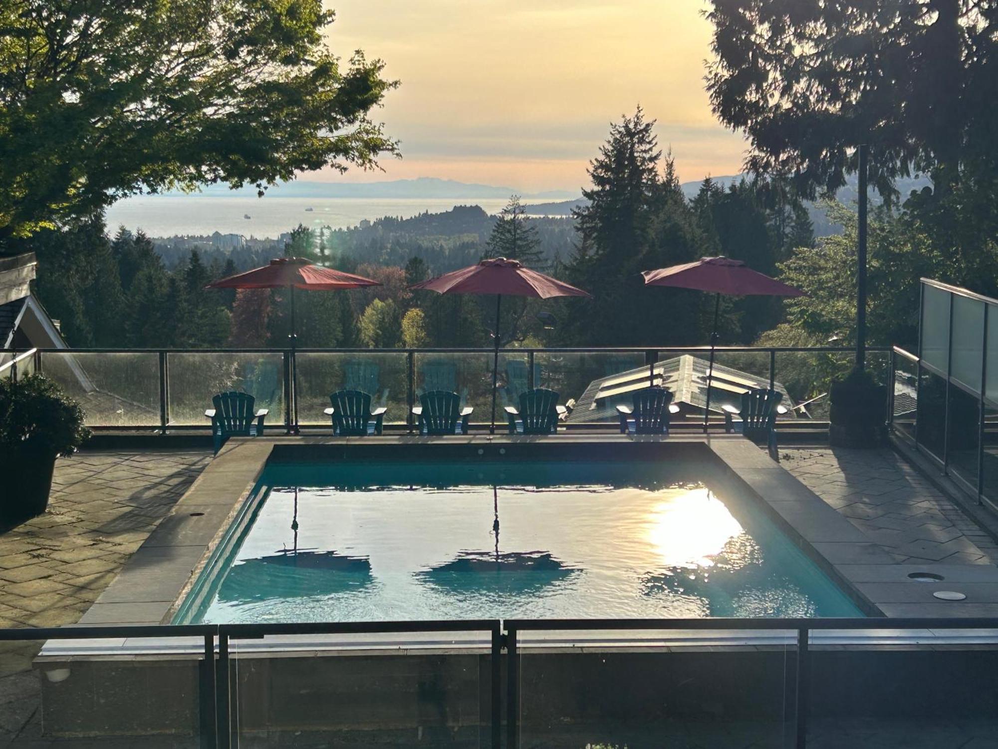Cypress: Private Bedroom/Bathroom/Office, With Shared Pool, Hot Tub North Vancouver Luaran gambar