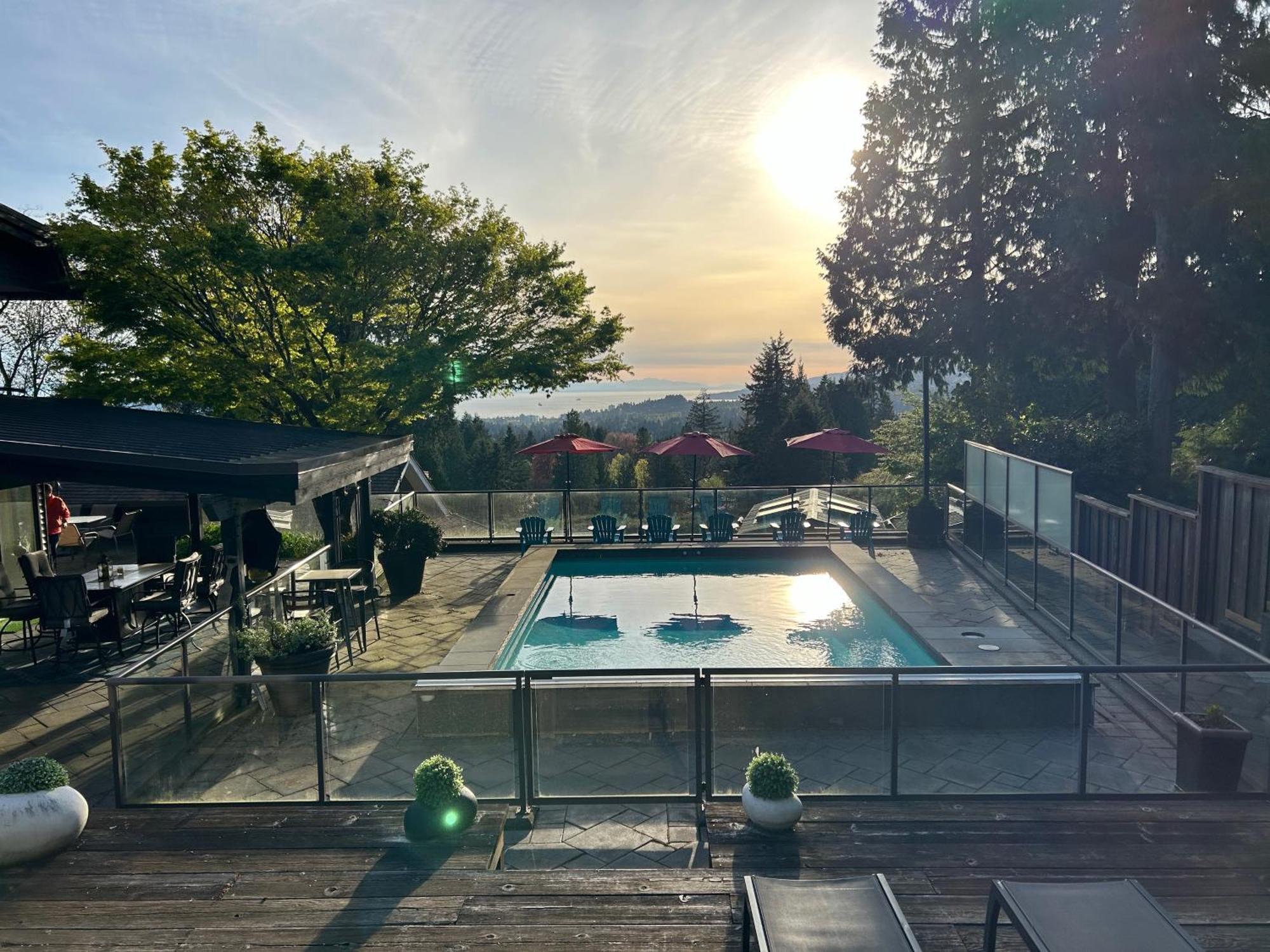 Cypress: Private Bedroom/Bathroom/Office, With Shared Pool, Hot Tub North Vancouver Luaran gambar