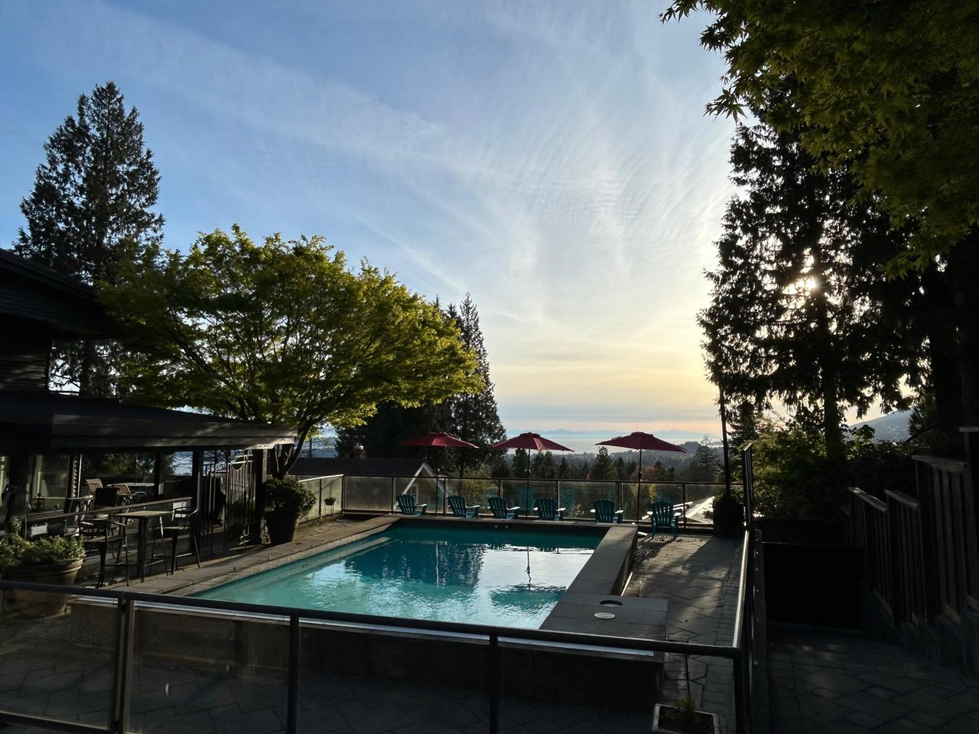 Cypress: Private Bedroom/Bathroom/Office, With Shared Pool, Hot Tub North Vancouver Luaran gambar