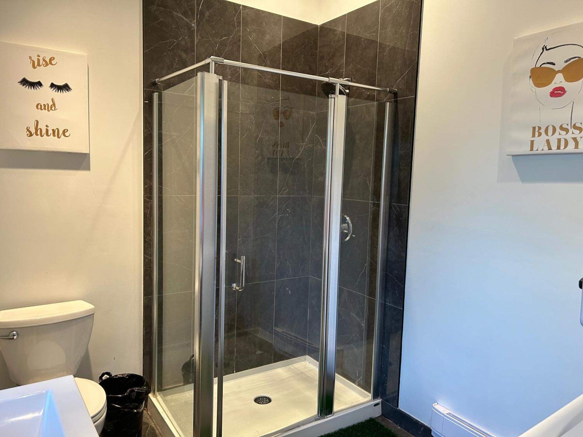 Cypress: Private Bedroom/Bathroom/Office, With Shared Pool, Hot Tub North Vancouver Luaran gambar