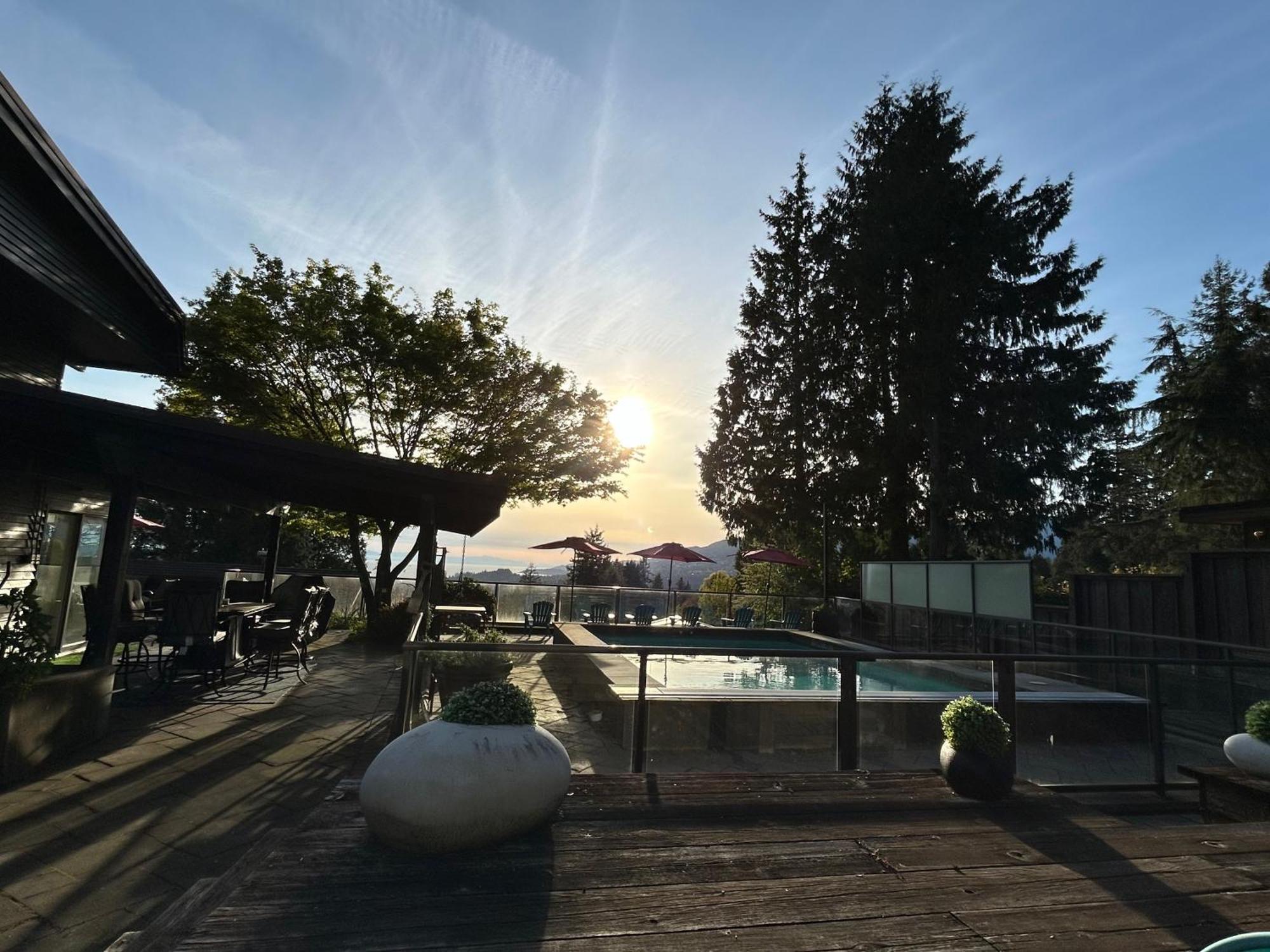 Cypress: Private Bedroom/Bathroom/Office, With Shared Pool, Hot Tub North Vancouver Luaran gambar