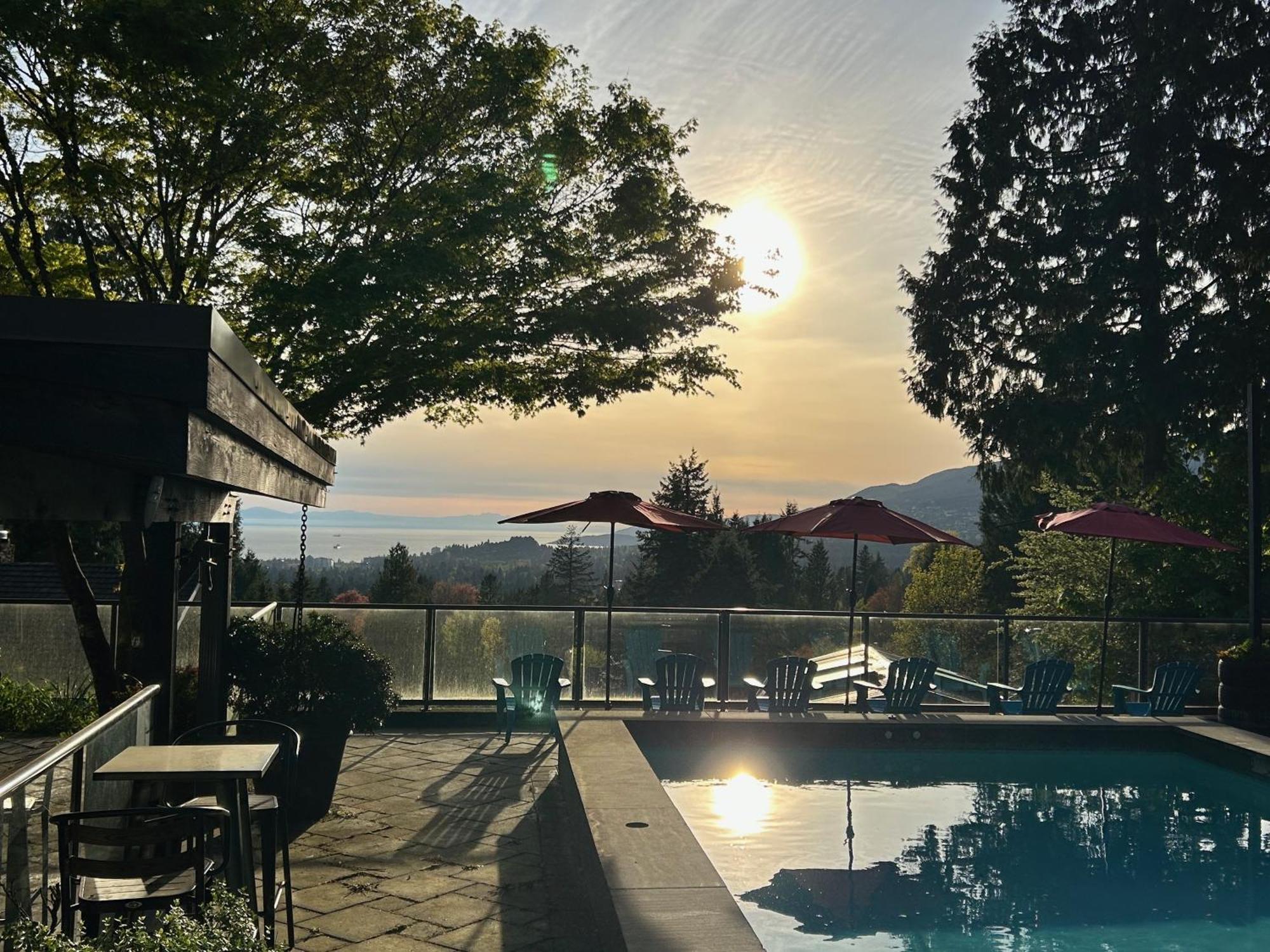 Cypress: Private Bedroom/Bathroom/Office, With Shared Pool, Hot Tub North Vancouver Luaran gambar