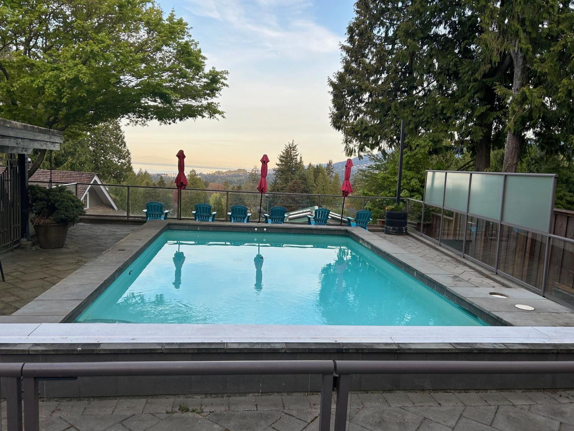 Cypress: Private Bedroom/Bathroom/Office, With Shared Pool, Hot Tub North Vancouver Luaran gambar