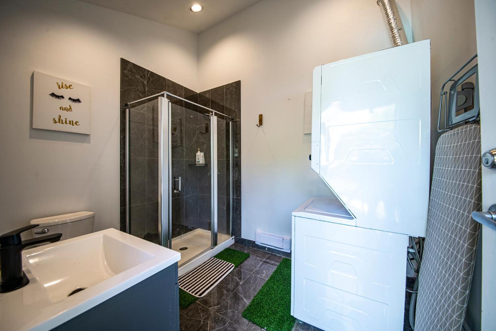 Cypress: Private Bedroom/Bathroom/Office, With Shared Pool, Hot Tub North Vancouver Luaran gambar