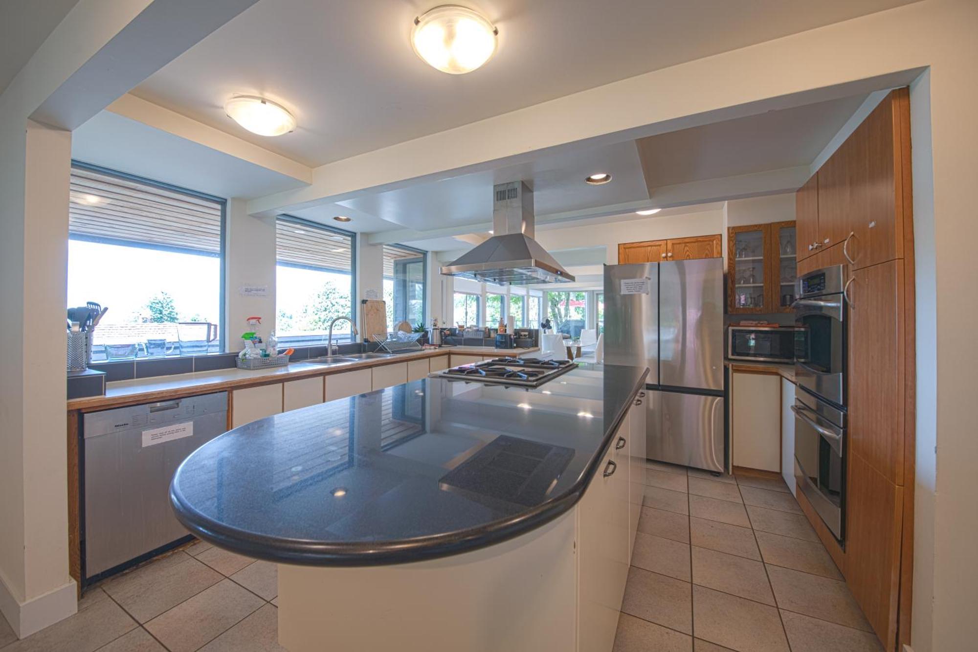 Cypress: Private Bedroom/Bathroom/Office, With Shared Pool, Hot Tub North Vancouver Luaran gambar