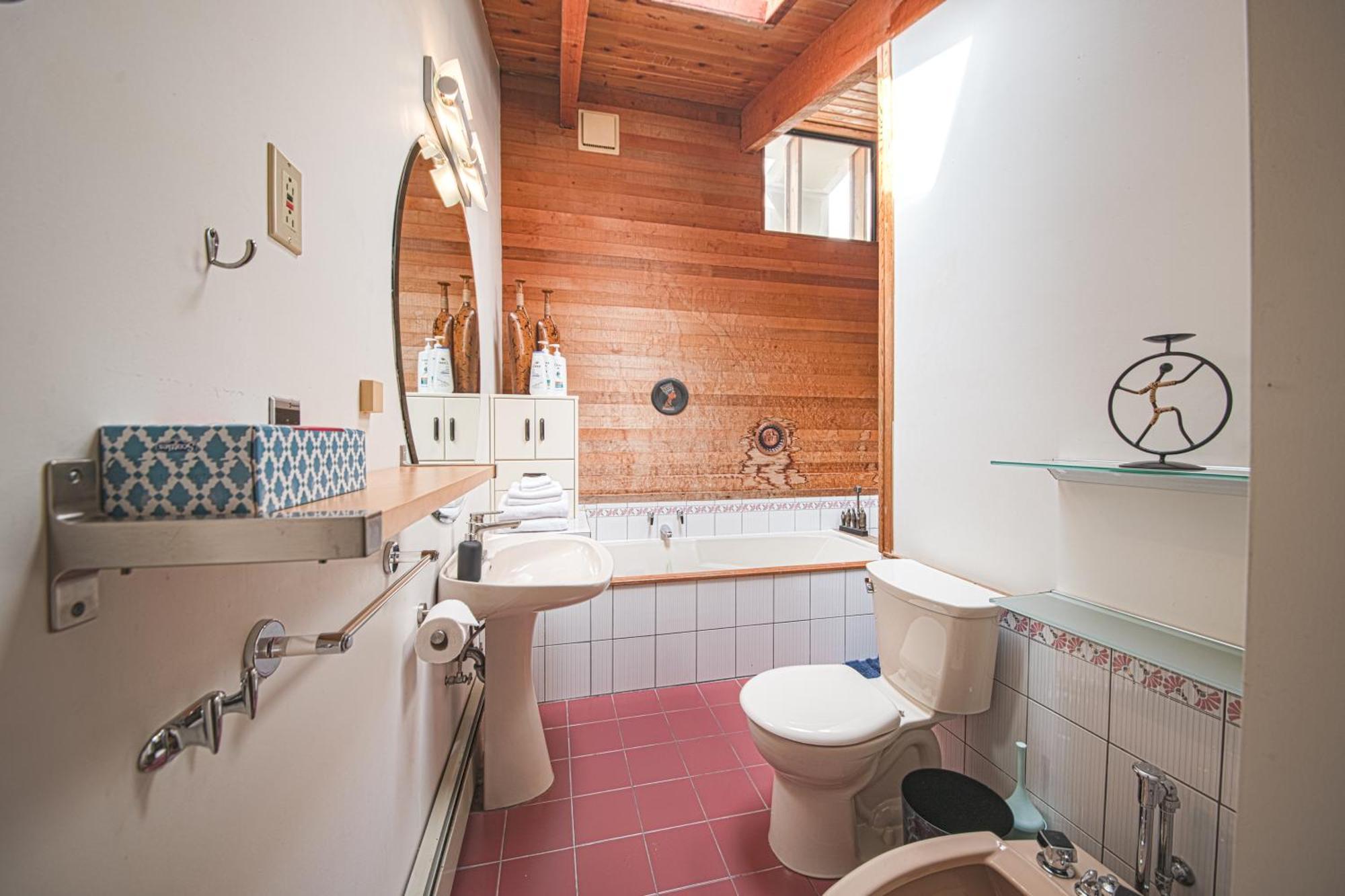 Cypress: Private Bedroom/Bathroom/Office, With Shared Pool, Hot Tub North Vancouver Luaran gambar