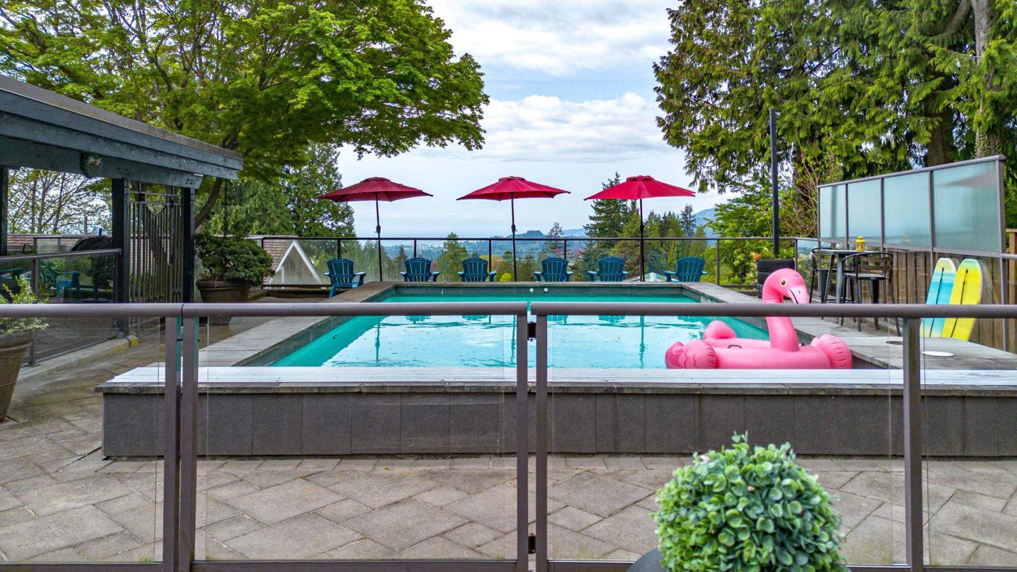 Cypress: Private Bedroom/Bathroom/Office, With Shared Pool, Hot Tub North Vancouver Luaran gambar